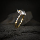 Anillo de compromiso con moissanita marquise de 2.0ct con certificado GRA y moissanitas laterales elaborado en oro amarillo de 14 kilates