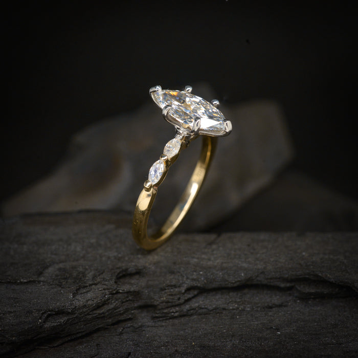 Anillo de compromiso con moissanita marquise de 2.0ct con certificado GRA y moissanitas laterales elaborado en oro amarillo de 14 kilates