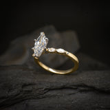 Anillo de compromiso con moissanita marquise de 2.0ct con certificado GRA y moissanitas laterales elaborado en oro amarillo de 14 kilates