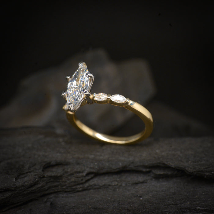Anillo de compromiso con moissanita marquise de 2.0ct con certificado GRA y moissanitas laterales elaborado en oro amarillo de 14 kilates