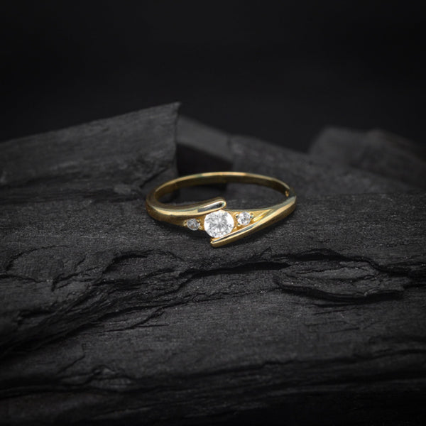 Anillo de compromiso con diamante de laboratorio de .20ct y 2 diamantes naturales laterales elaborado en oro amarillo de 10 kilates