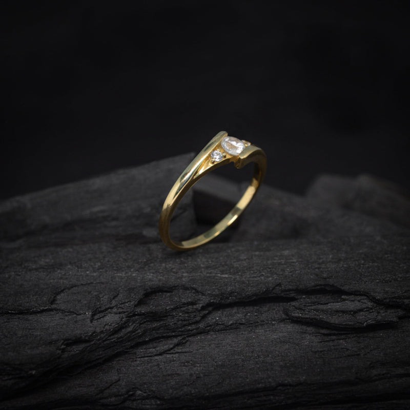 Anillo de compromiso con diamante de laboratorio de .20ct y 2 diamantes naturales laterales elaborado en oro amarillo de 18 kilates