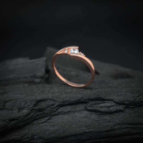 Anillo de compromiso con diamante de laboratorio de .20ct y 2 diamantes naturales laterales elaborado en oro rosa de 18 kilates