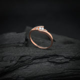 Anillo de compromiso con diamante de laboratorio de .20ct y 2 diamantes naturales laterales elaborado en oro rosa de 10 kilates