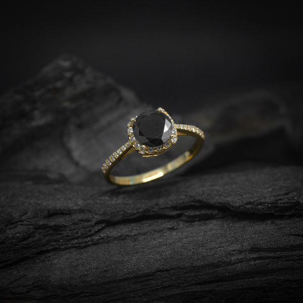 Anillo de compromiso con diamante negro natural de 1.0ct y 32 diamantes laterales elaborado en oro amarillo de 14 kilates