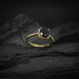 Anillo de compromiso con diamante negro natural central de 1.0ct y 32 diamantes naturales laterales elaborado en oro amarillo de 14 kilates