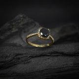 Anillo de compromiso con diamante negro natural central de 1.0ct y cristales laterales elaborado en oro amarillo de 14 kilates