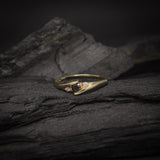 Anillo de compromiso con diamante negro natural central de .20ct y 2 diamantes naturales laterales elaborado en oro amarillo de 14 kilates