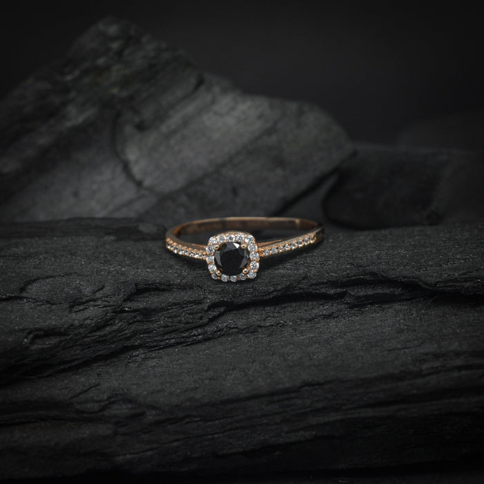 Anillo de compromiso con diamante negro natural central de .30ct y 32 diamantes naturales laterales elaborado en oro rosa de 14 kilates