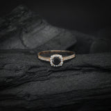 Anillo de compromiso con diamante negro natural central de .30ct y cristales laterales elaborado en oro rosa de 14 kilates