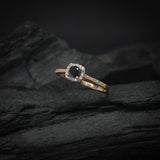 Anillo de compromiso con diamante negro natural central de .30ct y 32 diamantes naturales laterales elaborado en oro rosa de 14 kilates
