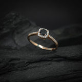 Anillo de compromiso con moissanita negra de .50ct con certificado GRA y 32 diamantes naturales laterales elaborado en oro rosa de 14 kilates