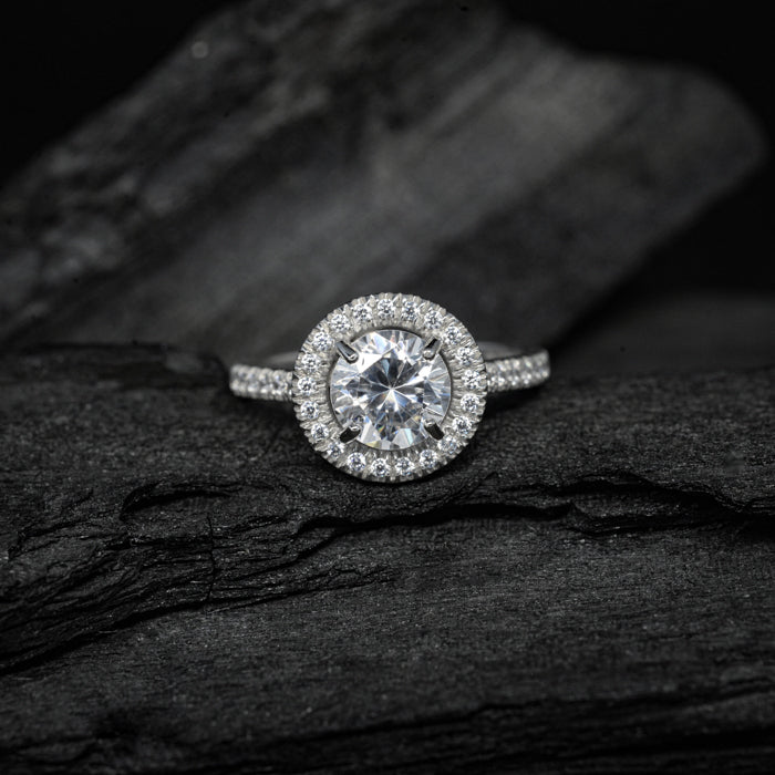 Anillo de compromiso con diamante de laboratorio central de 2.0ct con certificado IGI y cristales laterales elaborado en oro blanco de 14 kilates