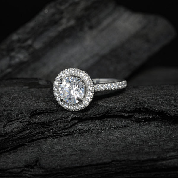 Anillo de compromiso con diamante de laboratorio central de 2.0ct con certificado IGI y cristales laterales elaborado en oro blanco de 14 kilates