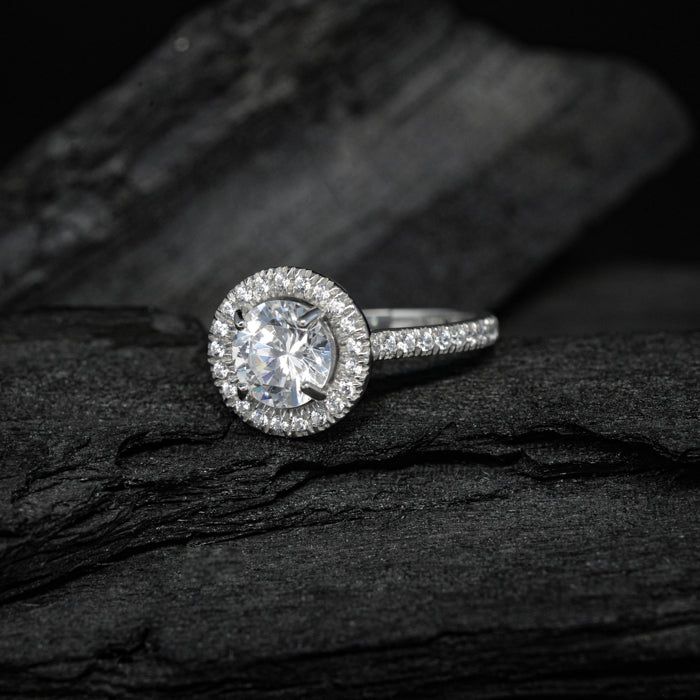 Anillo de compromiso con diamante de laboratorio central de 2.0ct con certificado IGI y cristales laterales elaborado en oro blanco de 14 kilates
