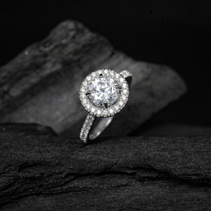 Anillo de compromiso con diamante de laboratorio central de 2.0ct con certificado IGI y cristales laterales elaborado en oro blanco de 14 kilates