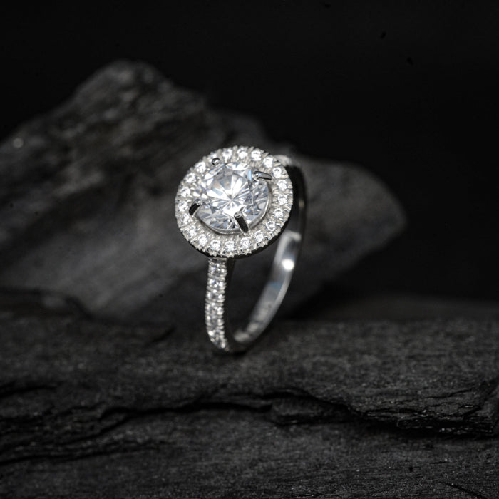 Anillo de compromiso con diamante de laboratorio central de 2.0ct con certificado IGI y cristales laterales elaborado en oro blanco de 14 kilates