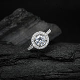 Anillo de compromiso con diamante de laboratorio central de 2.0ct con certificado IGI y cristales laterales elaborado en oro blanco de 14 kilates