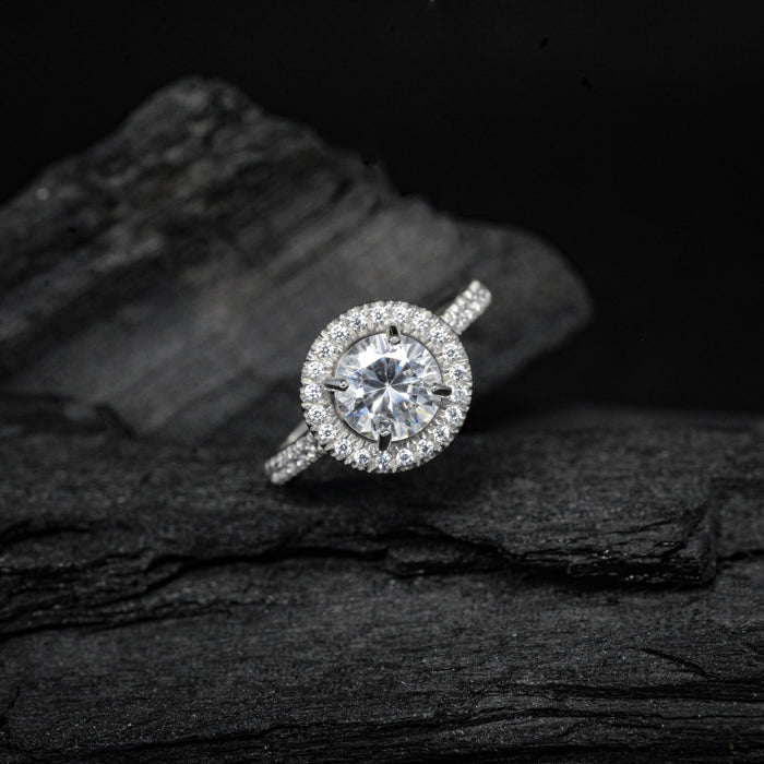 Anillo de compromiso con diamante de laboratorio central de 2.0ct con certificado IGI y cristales laterales elaborado en oro blanco de 14 kilates