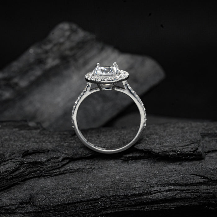 Anillo de compromiso con diamante de laboratorio central de 2.0ct con certificado IGI y cristales laterales elaborado en oro blanco de 14 kilates