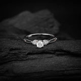 Anillo de compromiso con diamante natural de .30ct corte brillante con certificado IGI y 16 diamantes naturales laterales elaborado en oro blanco de 14k