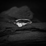 Anillo de compromiso con diamante natural de .30ct corte brillante con certificado IGI y 16 diamantes naturales laterales elaborado en oro blanco de 14k