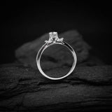 Anillo de compromiso con diamante natural de .30ct corte brillante con certificado IGI y 16 diamantes naturales laterales elaborado en oro blanco de 14k