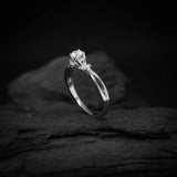 Anillo de compromiso con diamante natural de .30ct corte brillante con certificado IGI y 16 diamantes naturales laterales elaborado en oro blanco de 14k