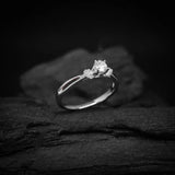 Anillo de compromiso con diamante natural de .30ct corte brillante con certificado IGI y 16 diamantes naturales laterales elaborado en oro blanco de 14k