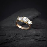 Anillo de compromiso con moissanita  de 1.0ct con certificado GRA y 2 moissanitas laterales de .50ct elaborado en oro amarillo de 14 kilates