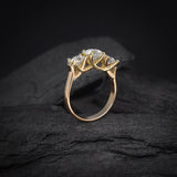 Anillo de compromiso con moissanita  de 1.0ct con certificado GRA y 2 moissanitas laterales de .50ct elaborado en oro amarillo de 14 kilates