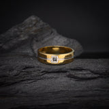 Par de argollas de matrimonio macizas de 5mm con incrustación de diamante negro de .015ct elaboradas en oro amarillo y blanco de 18 kilates