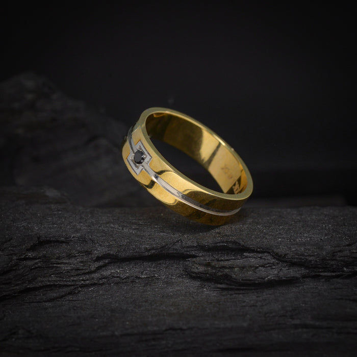 Par de argollas de matrimonio macizas de 5mm con incrustación de diamante negro de .015ct elaboradas en oro amarillo y blanco de 14 kilates