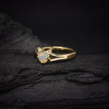 Anillo de compromiso con ópalo natural elaborado en oro amarillo de 14k