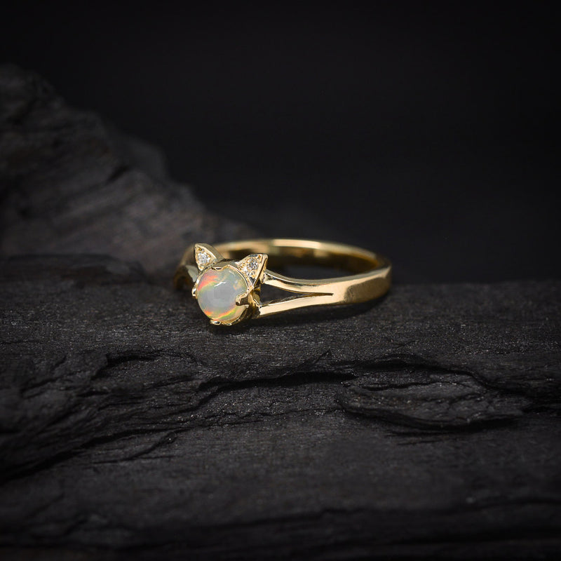Anillo de compromiso con ópalo natural elaborado en oro amarillo de 14k