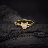 Anillo de compromiso con ópalo natural elaborado en oro amarillo de 14k