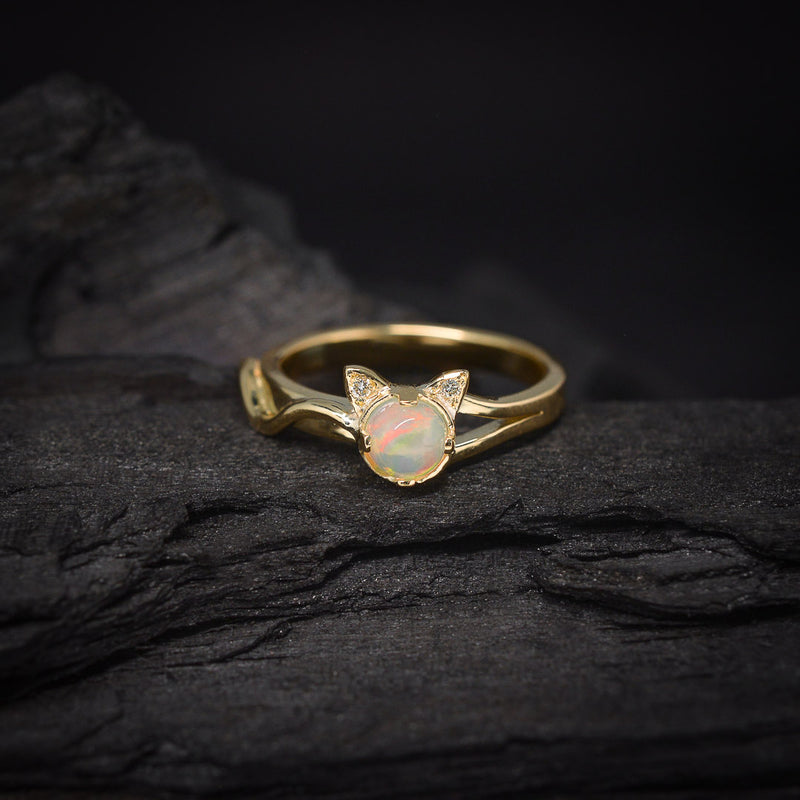 Anillo de compromiso con ópalo natural elaborado en oro amarillo de 14k