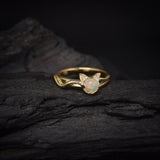 Anillo de compromiso con ópalo natural elaborado en oro amarillo de 14k