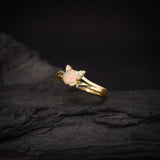 Anillo de compromiso con ópalo natural elaborado en oro amarillo de 14k