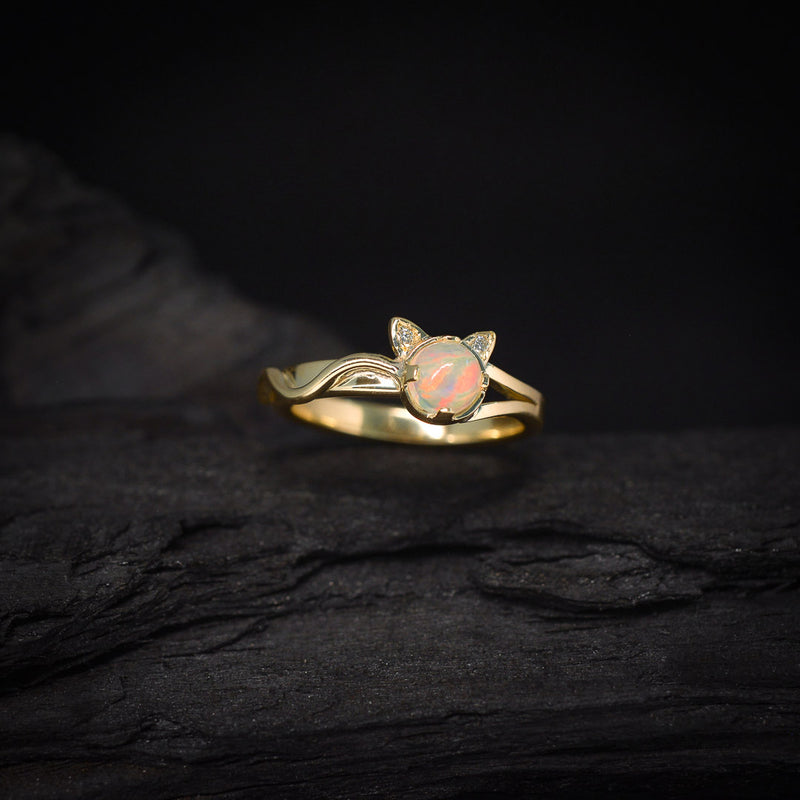 Anillo de compromiso con ópalo natural elaborado en oro amarillo de 14k