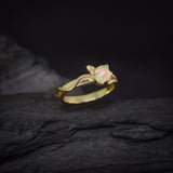 Anillo de compromiso con ópalo natural elaborado en oro amarillo de 14k