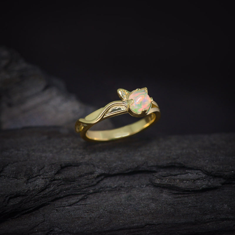 Anillo de compromiso con ópalo natural elaborado en oro amarillo de 14k