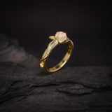 Anillo de compromiso con ópalo natural elaborado en oro amarillo de 14k