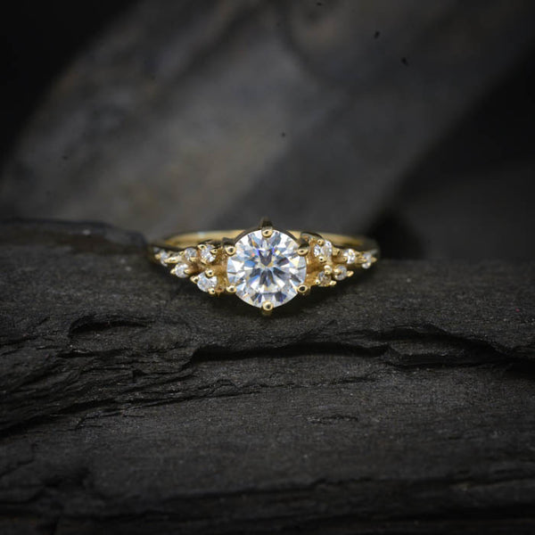 Anillo de compromiso con diamante de laboratorio de 1.0ct con certificado IGI y cristales laterales elaborado en oro amarillo de 14 kilates