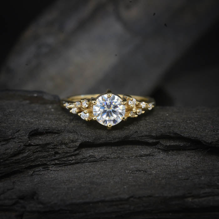Anillo de compromiso con diamante de laboratorio de 1.0ct con certificado IGI y cristales laterales elaborado en oro amarillo de 14 kilates