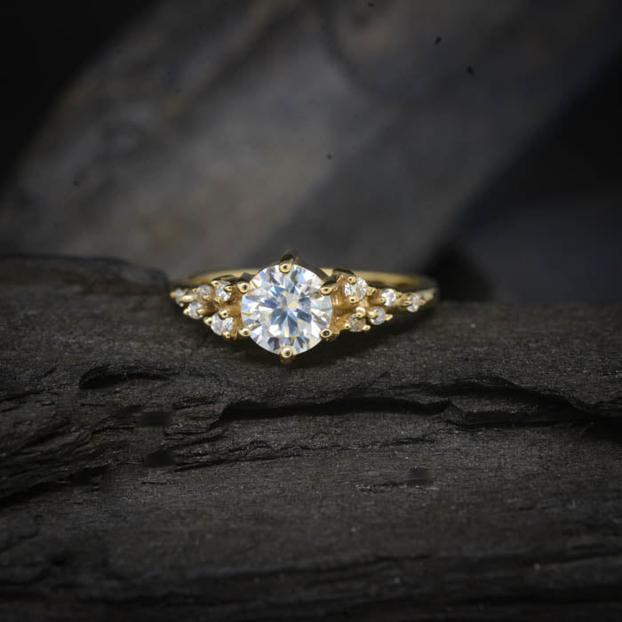 Anillo de compromiso con diamante de laboratorio de 1.0ct con certificado IGI y cristales laterales elaborado en oro amarillo de 14 kilates