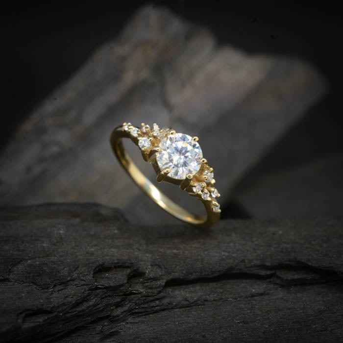 Anillo de compromiso con diamante de laboratorio de 1.0ct con certificado IGI y cristales laterales elaborado en oro amarillo de 14 kilates