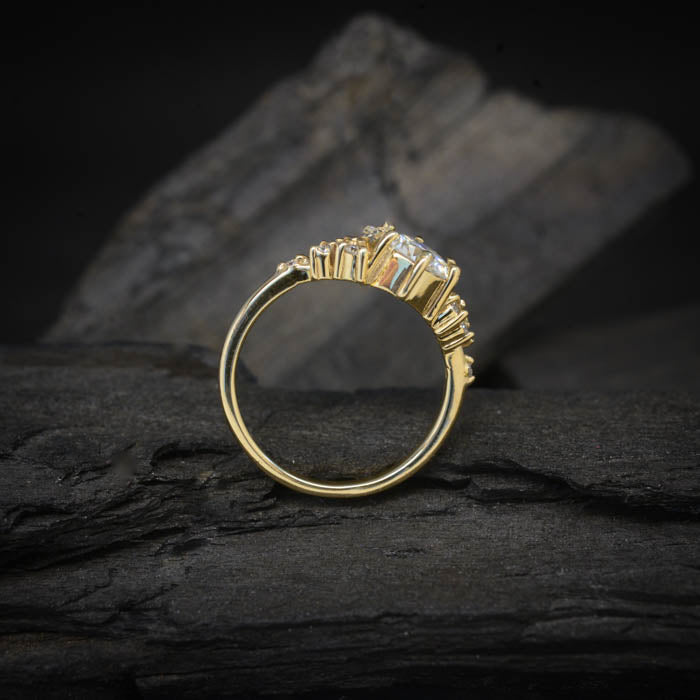 Anillo de compromiso con diamante de laboratorio de 1.0ct con certificado IGI y cristales laterales elaborado en oro amarillo de 14 kilates