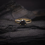 Anillo de compromiso con diamante negro natural central de 1.0ct y 20 diamantes naturales laterales elaborado en oro amarillo de 14 kilates