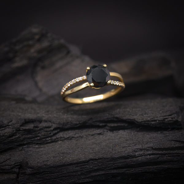 Anillo de compromiso con diamante negro natural central de 1.0ct y cristales laterales elaborado en oro amarillo de 14 kilates